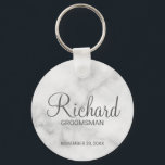 White Marble Modernes Script Personalisierter Trau Schlüsselanhänger<br><div class="desc">Personalisierte Trauzeuge Geschenke mit dem Namen des personalisierten Trauzeugen in grauem, modernem Skript-Schriftart-Stil mit Titel und Hochzeitsdatum in modernen Sans Serif Schriftart Stil auf weißem Marmor Hintergrund. Auch perfekt für Trauzeuge, Brautvater, Brautjungfrau, Trauzeugin, Brautmutter und mehr. Bitte beachten Sie: Die Marmordetails werden im Kunstwerk simuliert. Bei der Herstellung dieses Produktes...</div>