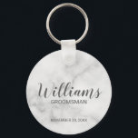 White Marble Modernes Script Personalisierter Trau Schlüsselanhänger<br><div class="desc">Personalisierte Trauzeuge Geschenke mit dem Namen des personalisierten Trauzeugen in grauem, modernem Skript-Schriftart-Stil mit Titel und Hochzeitsdatum in modernen Sans Serif Schriftart Stil auf weißem Marmor Hintergrund. Auch perfekt für Trauzeuge, Brautvater, Brautjungfrau, Trauzeugin, Brautmutter und mehr. Bitte beachten Sie: Die Marmordetails werden im Kunstwerk simuliert. Bei der Herstellung dieses Produktes...</div>