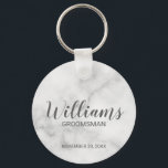 White Marble Modernes Script Personalisierter Trau Schlüsselanhänger<br><div class="desc">Personalisierte Trauzeuge Geschenke mit dem Namen des personalisierten Trauzeugen in grauem, modernem Skript-Schriftart-Stil mit Titel und Hochzeitsdatum in modernen Sans Serif Schriftart Stil auf weißem Marmor Hintergrund. Auch perfekt für Trauzeuge, Brautvater, Brautjungfrau, Trauzeugin, Brautmutter und mehr. Bitte beachten Sie: Die Marmordetails werden im Kunstwerk simuliert. Bei der Herstellung dieses Produktes...</div>