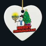 White Merry Chrismukkkah mit Snowman und Menorah Keramikornament<br><div class="desc">Fügen Sie diese lustigen interreligiösen (Hanukkah und Weihnachten) Ornamente zu Ihren Chrismukah Feiern in diesem Jahr. Wenn Sie die Ferien zusammen feiern, sind dies eine schöne Touch.Das ist unser Design und Sie werden es nirgendwo anders finden als in unserem Geschäft. Chrismukkah wird von Menschen gefeiert, die in der Regel in...</div>