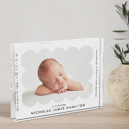 White Modern Scalloped Birth Ankündigung Fotoblock