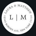 White Monogram Wedding Runder Aufkleber<br><div class="desc">Moderner und minimalistischer Hochzeitsaufkleber mit Ihren zwei ersten Monogrammen und Ihrer Adresse. Ein schlichtes Design,  das noch immer elegant und stilvoll wirkt. Diese Umschläge sind eine hervorragende Möglichkeit,  um Ihrer Hochzeitssuite eine elegante Touch hinzuzufügen.</div>