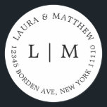White Monogram Wedding Runder Aufkleber<br><div class="desc">Moderner und minimalistischer Hochzeitsaufkleber mit Ihren zwei ersten Monogrammen und Ihrer Adresse. Ein schlichtes Design, das noch immer elegant und stilvoll wirkt. Diese Umschläge sind eine hervorragende Möglichkeit, um Ihrer Hochzeitssuite eine elegante Touch hinzuzufügen.</div>