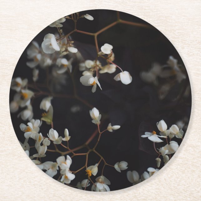 White moody flowers on dark background runder pappuntersetzer (Vorderseite)
