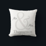 White Mr. and Mrs. Couple's Kissen<br><div class="desc">Für Herrn und Frau ist das Kissen dieses Paares mit einem übergroßen Ampere und dem Nachnamen des Paares versehen, den Sie mit Ihrem Namen personalisieren können. Hier in Weiß mit passenden grauen und weißen Streifen auf der Rückseite dargestellt. Sie können die Farbe der Streifen ändern, indem Sie die Schaltfläche "Anpassen"...</div>
