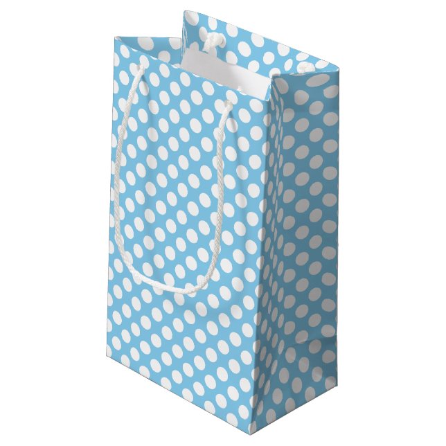 White on Baby Blue Medium Size Polka Dots Kleine Geschenktüte (Rückseite Schrägansicht)