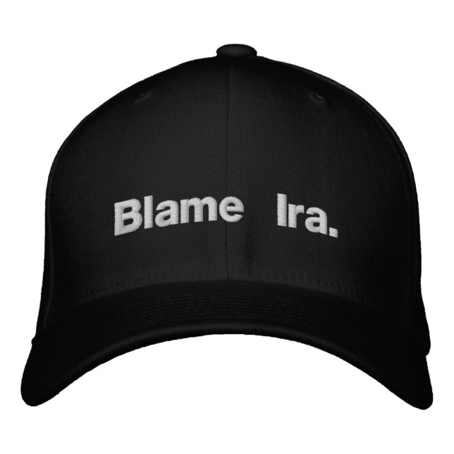 White on Black Blame Ira Hat Bestickte Kappe (Vorderseite)