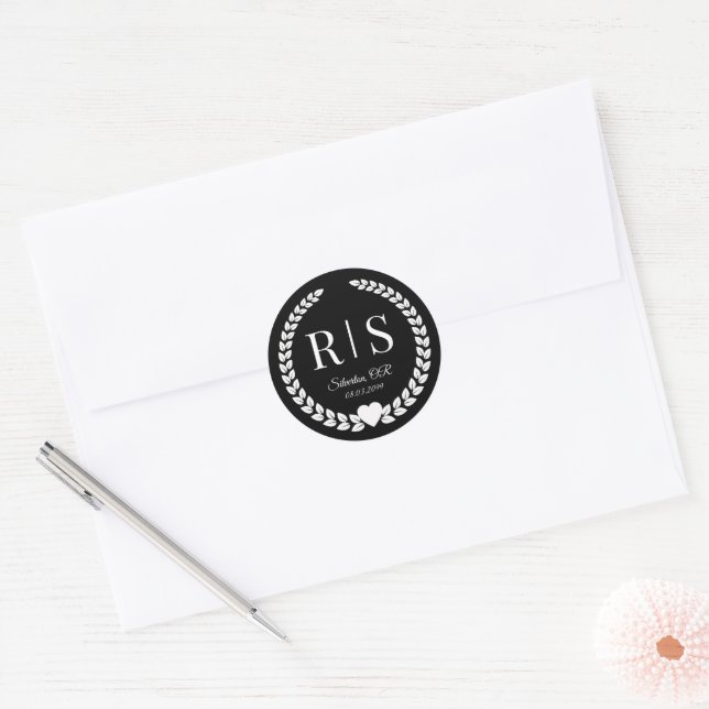 White on Black Wedding Monogram Initials Runder Aufkleber (Umschlag)