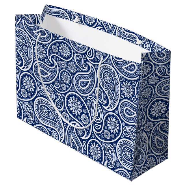 White on blue vintage paisley pattern große geschenktüte (Rückseite Schrägansicht)