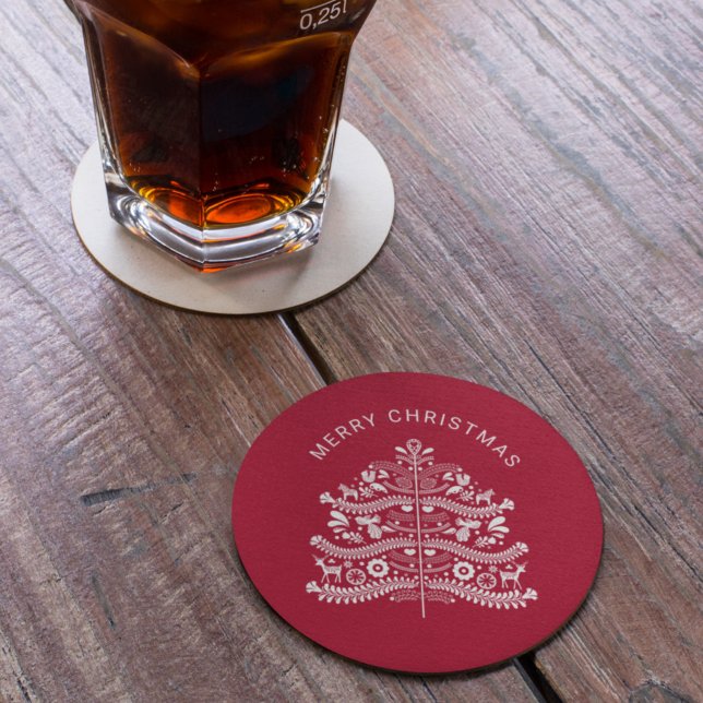 White on Red Scandinavian Folk Art Christmas Tree Runder Pappuntersetzer (Von Creator hochgeladen)