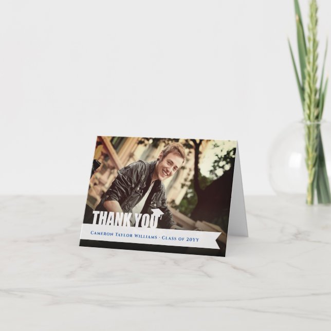 White Overlay Ribbon Graduation Cap Modernes Foto Dankeskarte (Vorderseite)