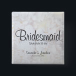 White Peonies Wedding Bridesmaid Nametag Button<br><div class="desc">Dieser schöne Namensschild ist ideal, um die wichtigsten Mitglieder der Hochzeitsfeier am Brautparty, beim Probe-Dinner oder beim Hochzeitsempfang zu identifizieren. Es zeichnet sich durch moderne schwarze Schriftzeichen aus, die einen Hintergrund darstellen, in dem Blume und Herzen weißer Pfirsiche reflektiert werden. Der Text ist vollständig anpassbar und lautet: Bridesmaid, mit einem...</div>