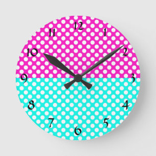 White, Pink and Blue Polka Dot Runde Wanduhr