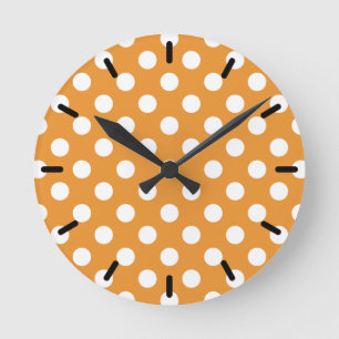 White polka dots on amber runde wanduhr