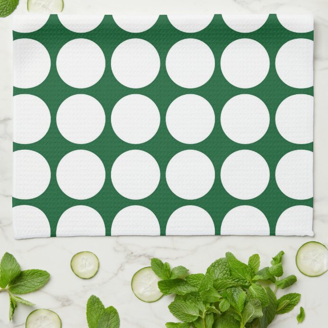 White Polka Dots on Green Handtuch (Gefaltet)