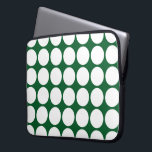 White Polka Dots on Green Laptopschutzhülle<br><div class="desc">Reihen von fett weißen Polka Punkte auf einem grünen Hintergrund bilden ein klassisches grafisches Muster. Digitales Bild. Copyright © 2013 Claire E. Skinner. Alle Rechte vorbehalten.</div>