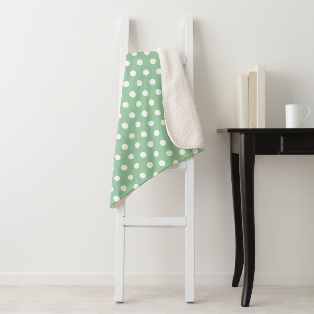 White Polka Dots on Sage Green  Sherpadecke (Beispiel)
