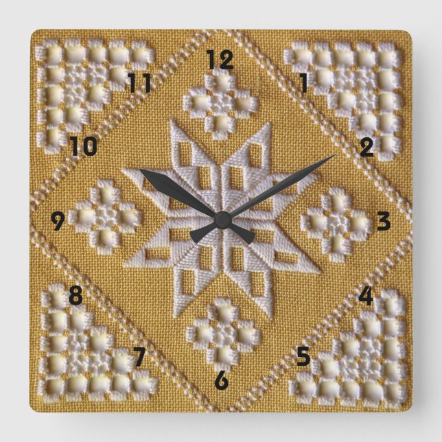 White PRINTED cutwork embroidery 2 on linen custom Quadratische Wanduhr (Vorderseite)