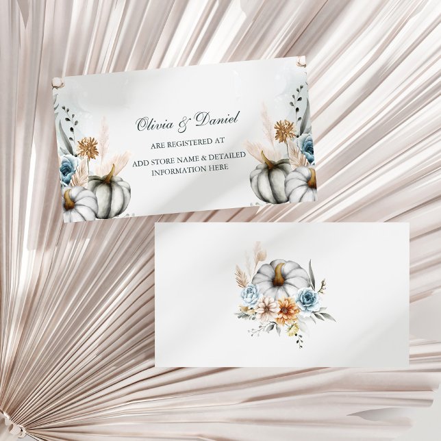 White Pumpkin mit Wildblumen Wedding Registry Begleitkarte (White Pumpkin with Wildflowers Wedding Registry Enclosure Card on a sunny white dry palm leaf.)