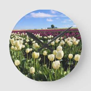 White & Purple Tulip Field with Hot Air Balloon Runde Wanduhr