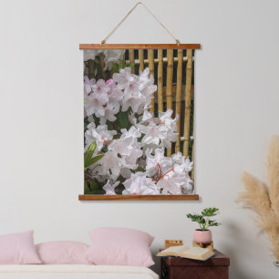 White Rhododendron Blooms und Bamboo Floral Wandteppich Mit Holzrahmen