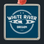 White River Oregon Kayak Ornament Aus Metall<br><div class="desc">Der Landschaftliche Fluss und die Weiße Wilde stammen aus den östlichen Hängen des Oregon-Berges Hood am Gletscher des Weißen Flusses und fließen etwa 70 km durch zwei Wildnisgebiete,  bevor sie sich mit der Wild von Deschutes und dem Landschaftlichen Fluss 8 km nördlich von Maupin,  Oregon,  zusammenschließen.</div>