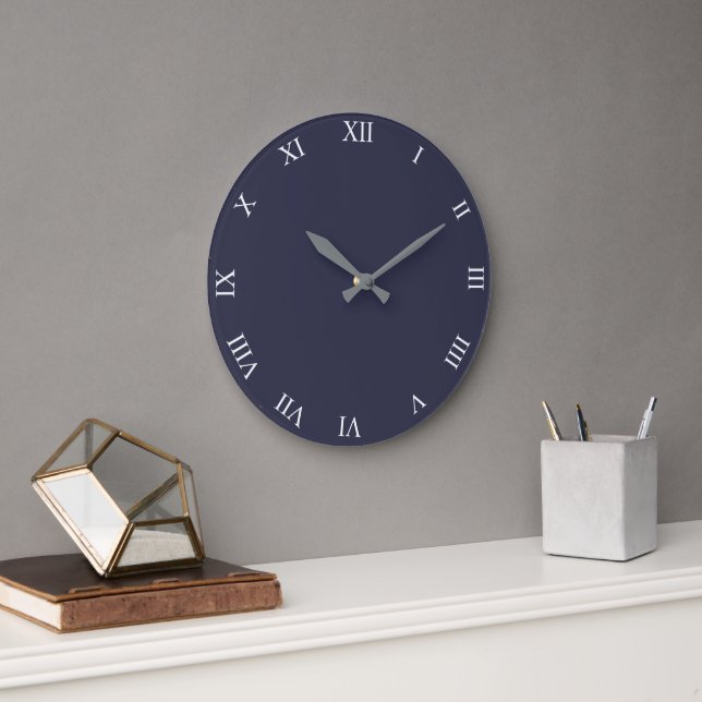 White Roman Numbers Round Clock Personalize It Große Wanduhr (Büro)