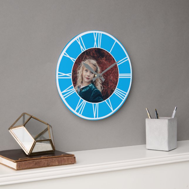 White Roman Numerary Sky Blue Add Foto Round Große Wanduhr (Büro)