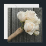White Rose Bouquet & Barnwood Wedite Einladung<br><div class="desc">Eine Hochzeitseinladung mit einem Foto aus einem Strauß weißer Rosen mit Stielen,  die in einen Burlgarn über einem Hintergrund aus Barnholz eingewickelt sind. Auf der gegenüberliegenden Seite,  die auch mit dem Hintergrund aus Barnholz versehen ist,  können Sie Ihre Veranstaltung individuell gestalten.</div>