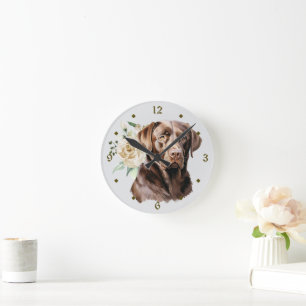 White Rose Bouquet Chocolate Labrador Retriever Runde Wanduhr