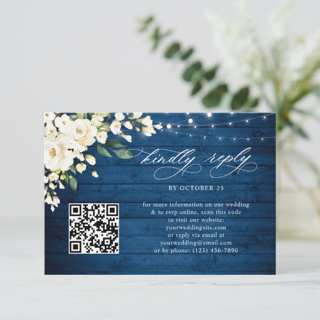 White Roses Blue Wood Lantern Wedding QR Code RSVP Karte (Stehend Vorderseite)