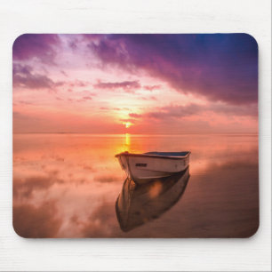 White Row Boat auf dem Körper des Wassers Mousepad