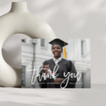 White Script Abschluss Dankeschön Karte<br><div class="desc">Dieses Design zeichnet sich durch ein individuelles Foto und rustikale weiße Pinselschrift aus. Fühlen Sie sich frei,  um das Bild zu ändern und danke Ihnen Nachricht auf der Rückseite.</div>