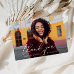 White Script modern danke Abschluss Postkarte<br><div class="desc">modernes,  individuelles Foto des Abschlusses mit weißem Schriftzeichen. Fühlen Sie sich frei,  um das Bild zu ändern und danke Ihnen Nachricht auf der Rückseite.</div>