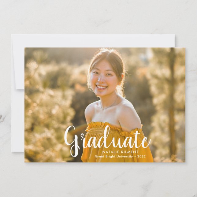 White Script Modern Graduate Foto Abschluss Einladung (Vorderseite)