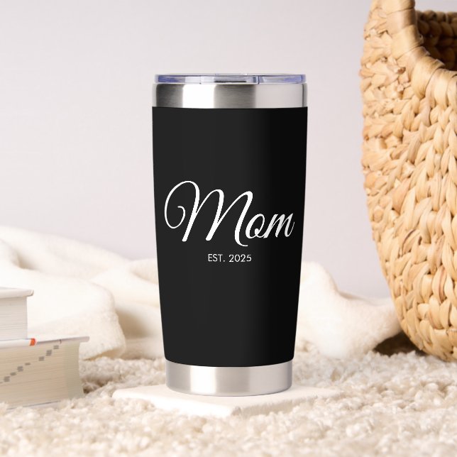 White Script Mom Established New Mom Gift Thermobecher (Wohnzimmer (gedreht))