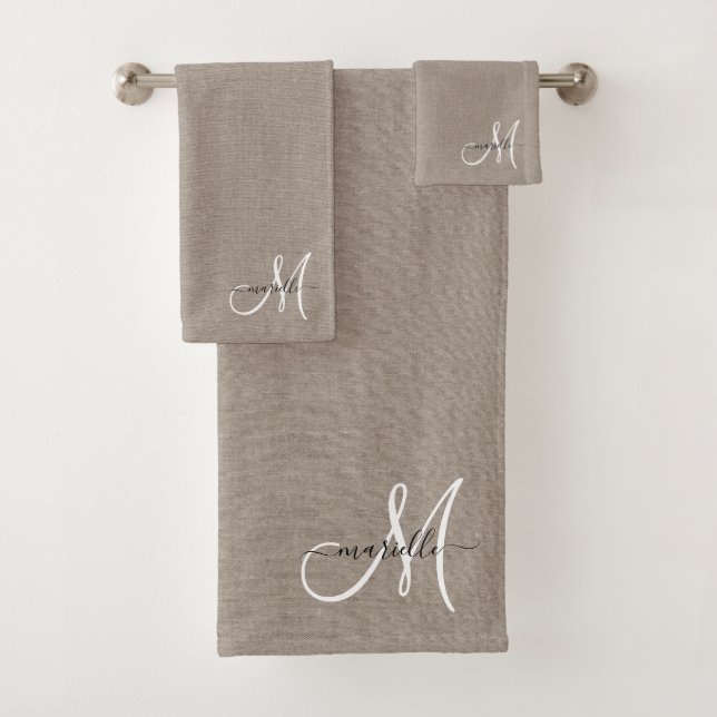 White Script Monogram Taupe Imitate Linen Badhandtuch Set (Insitu)