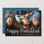 White Script Overlay Happy Hanukkah Full Foto Feiertagskarte<br><div class="desc">Die elegante und festliche Hanukkah-Fotokarte bietet "Happy Hanukkah" in handgeschriebenem Stil lässige Schriftzeichen-Typografie. Personalisieren Sie mit Ihrem Familiennamen und dem Jahr unten.</div>