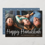 White Script Overlay Happy Hanukkah Full Foto Feiertagskarte<br><div class="desc">Die elegante und festliche Hanukkah-Fotokarte bietet "Happy Hanukkah" in handgeschriebenem Stil lässige Schriftzeichen-Typografie. Personalisieren Sie mit Ihrem Familiennamen und dem Jahr unten.</div>