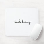 White Script | Stilvolle Monogram Moderne Minimali Mousepad<br><div class="desc">Ein einfaches, individuelles Monogramm-Design in lässiger Handschrift in auffallendem einfarbigem Schwarz/Weiß. Das Monogramm kann leicht personalisiert sein, um ein Design so einzigartig wie Sie sind zu machen! Das perfekte trendige Geschenk oder Accessoire für jeden Anlass.</div>