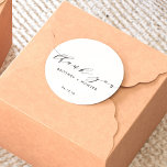 White Simple Elegant Danke Hochzeit Runder Aufkleber<br><div class="desc">Diese einfache Kalligraphie danke Ihnen Aufkleber mit dem Braut und Bräutigam Namen zusammen mit Datum.</div>