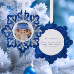 White Snowflake auf Funkelnd Blue Imitats Glitzer  Ornament Karte<br><div class="desc">Zauberhafte,  weiße Schneeflocke mit rundem Fotoplatt und weißem Rahmen mit anpassbarem Text auf einem funkelnd Imitat mit blauem Glitzer Hintergrund. Zurück Funktionen,  die Hintergrund mit einem leeren runden Element und einem bearbeitbaren Textfeld abstimmen.</div>