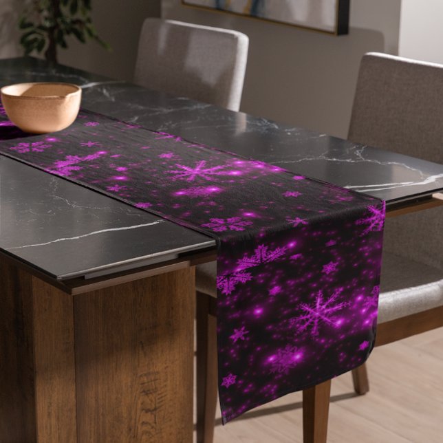 White Snowflakes Deep Lila Bkgrd Table Runner Großer Tischläufer (White Snowflakes Deep Purple Background Table Runner)