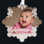 White Snowflakes Foto Ornament Karte<br><div class="desc">Schöne Weihnachtsschmuck: Fügen Sie ein Foto Ihres Babys,  Jungs oder Mädchens,  und ihren Namen und das Jahr. Weiße Schneeflocken werden auf Ihrem Foto gedruckt,  um ihm ein wunderbar winterliches Gefühl zu geben. Bildvorlage über Pixabay,  lizenziert unter CC0 und muss durch Ihr eigenes Foto ersetzt werden</div>