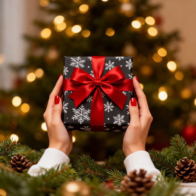 White Snowflakes On Black Background Christmas Geschenkpapier (Von Creator hochgeladen)