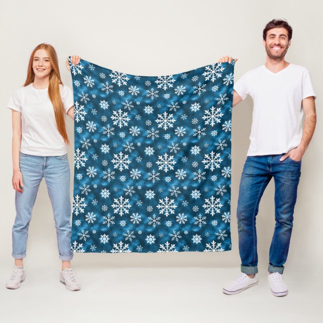 White Snowflakes Pattern On Blue Winter Fleecedecke (Beispiel)