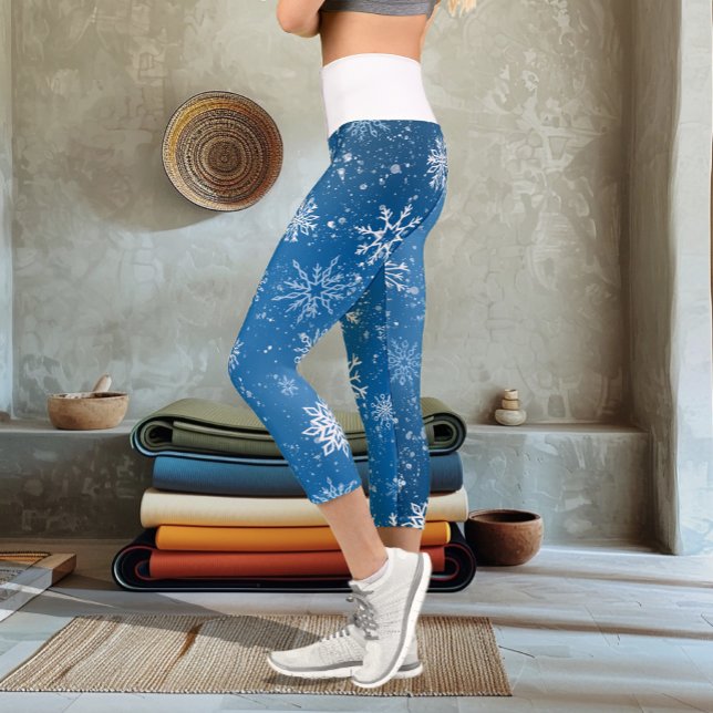 White Snowflakes Sapphire Blue Capri Leggings (Von Creator hochgeladen)