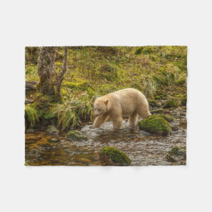 White Spirit Bear jagt Fische auf Riordan Creek Fleecedecke