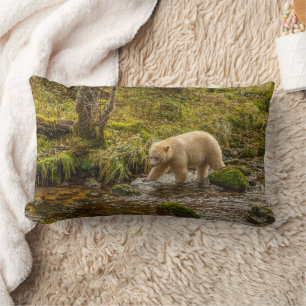 White Spirit Bear jagt Fische auf Riordan Creek Lendenkissen