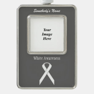 White Standard Ribbon Tmpl(V-O) von Kenneth Yoncic Rahmen-Ornament Silber
